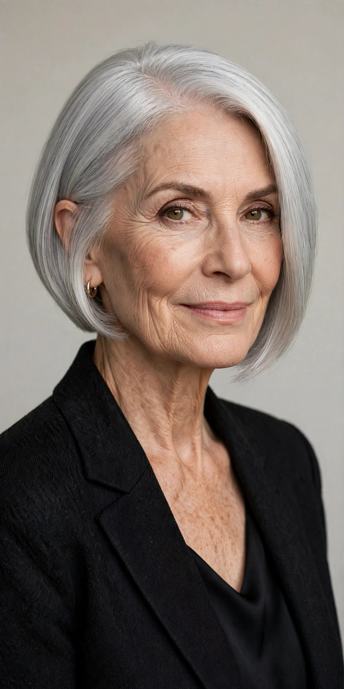 Bob asimétrico moderno en mujer de 70 años